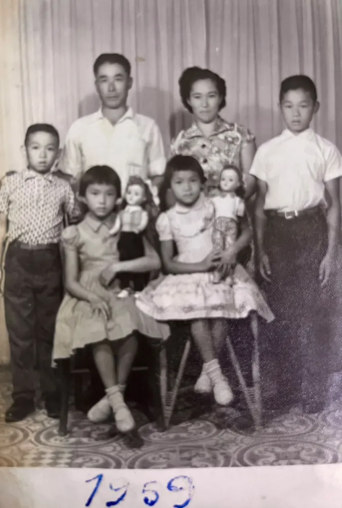 Retrato da família Mikami em estúdio, em 1959
